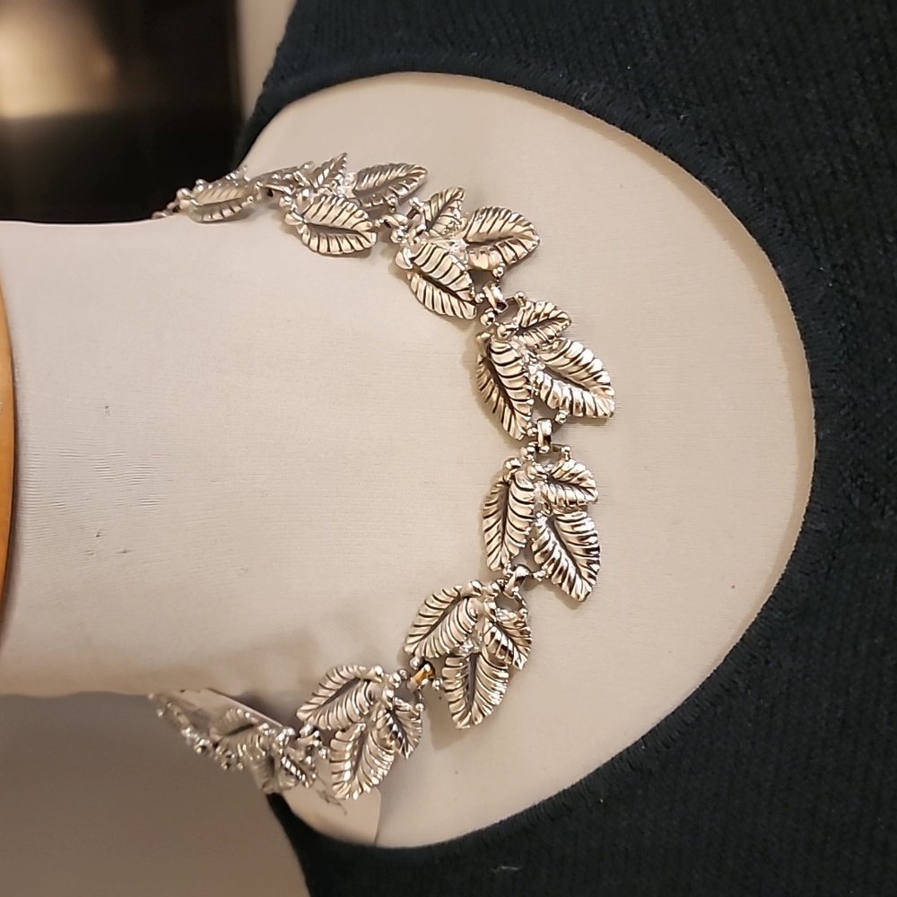 Vintage Trifari Leaf Choker Necklace. Excellent Cond